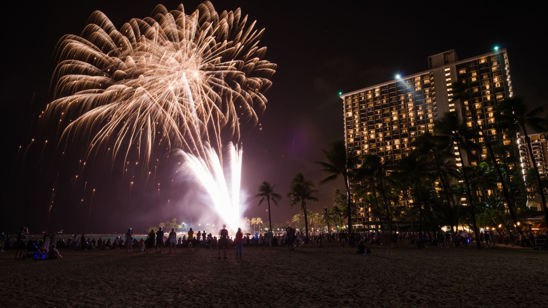 Waikiki-Beach-Fireworks