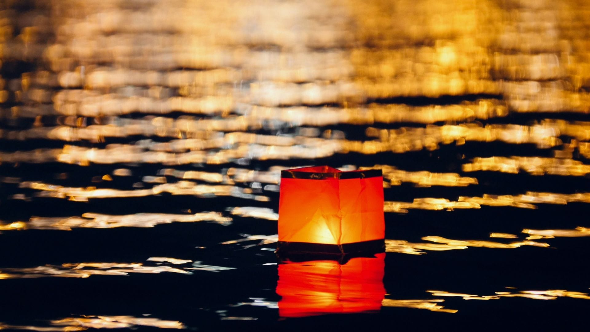 Lantern-Floating-Hawaii-a-Time-for-Reflection