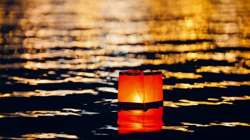 Lantern-Floating-Hawaii-a-Time-for-Reflection